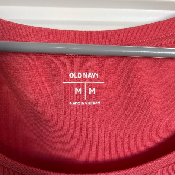⭐️2/$9 Old Navy basic tee - Picture 2 of 2